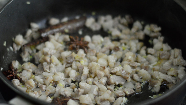 卤肉饭,炒出肥肉的油脂后加入姜蒜、八角桂皮,炒出香味