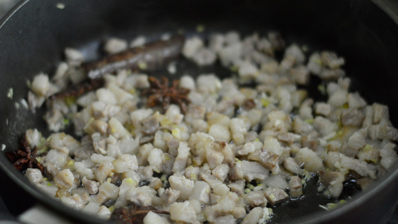 卤肉饭,炒出肥肉的油脂后加入姜蒜、八角桂皮，炒出香味