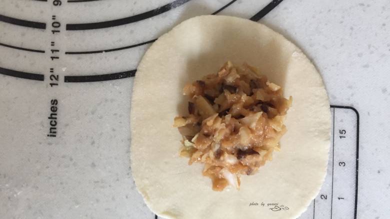 三鲜生煎包,擀皮,包入馅料