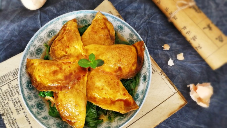 妈妈的味道~美味蛋饺(平底锅版),可以按喜好用酱汁烩着吃😊