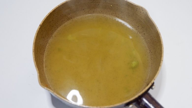椰香蔬菜浓汤,煮蔬菜的水,不要倒掉。沥出150g用。剩余的就可以自行处理了。
