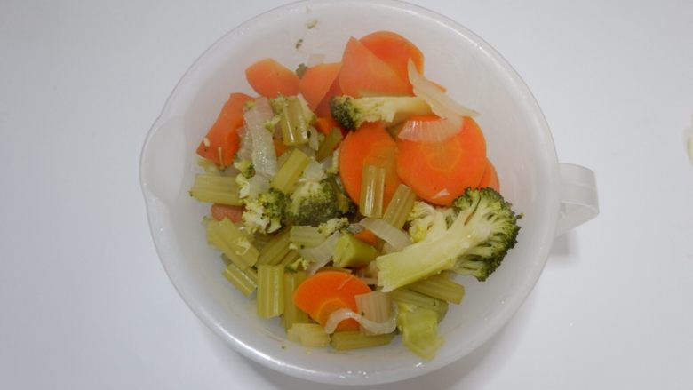 椰香蔬菜浓汤,所有蔬菜煮好后,捞出备用。