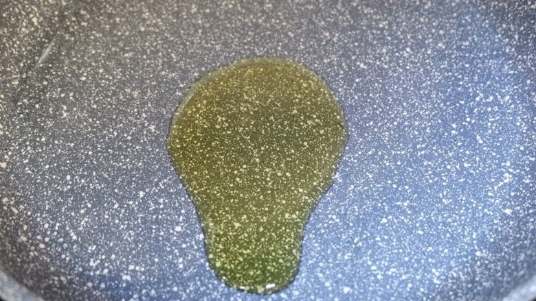 椰香蔬菜浓汤,起锅,加入少许橄榄油。