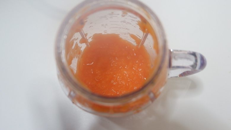 宝宝辅食—双色蔬菜鸡蛋糕,加入1勺清水。用料理机打碎,打成胡萝卜。
