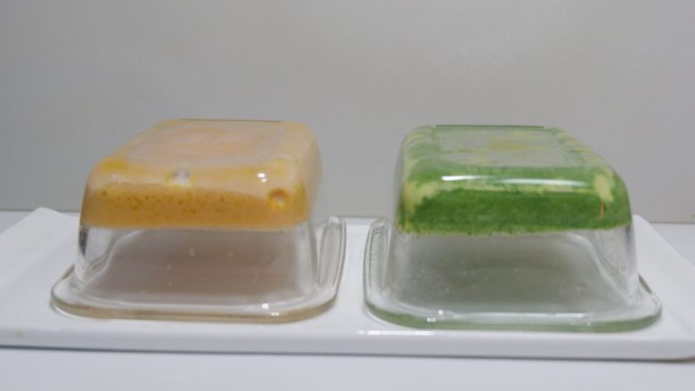 宝宝辅食—双色蔬菜鸡蛋糕,蒸好后取出,将碗倒扣过来放置到不烫手。