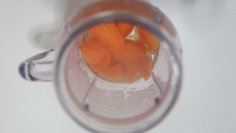 宝宝辅食—双色蔬菜鸡蛋糕,焯好的胡萝卜,同样放入料理机。