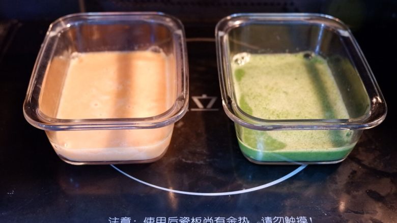 宝宝辅食—双色蔬菜鸡蛋糕,放入蒸锅或者蒸箱。
蒸箱150度15分钟左右。
蒸锅大火煮开后,转中火20分钟左右。