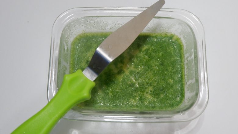 宝宝辅食—双色蔬菜鸡蛋糕,取一份蛋糕,用刮刀将边缘化一圈。