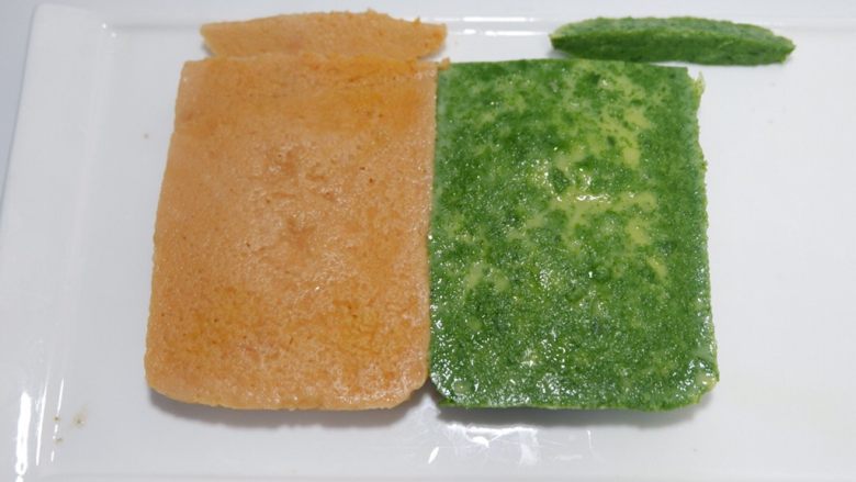 宝宝辅食—双色蔬菜鸡蛋糕,撕掉油纸,翻过来。