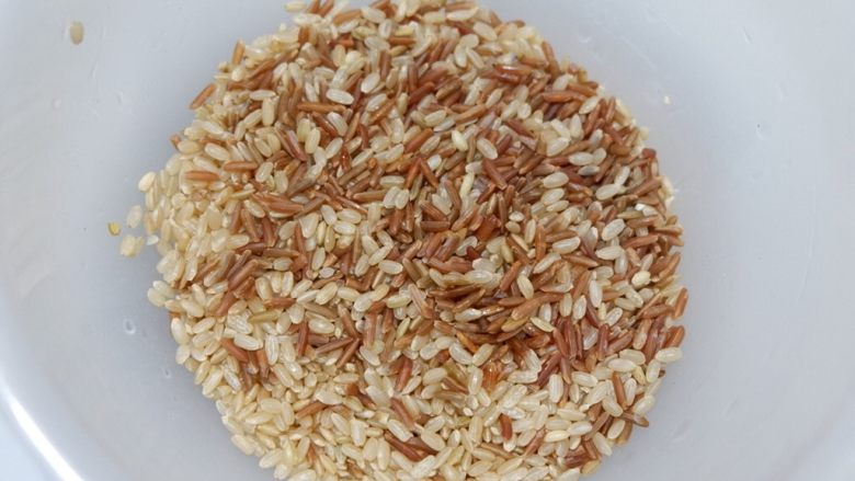 低脂营养减肥—双米杂蔬炒饭,红米取30g,将两者混合。