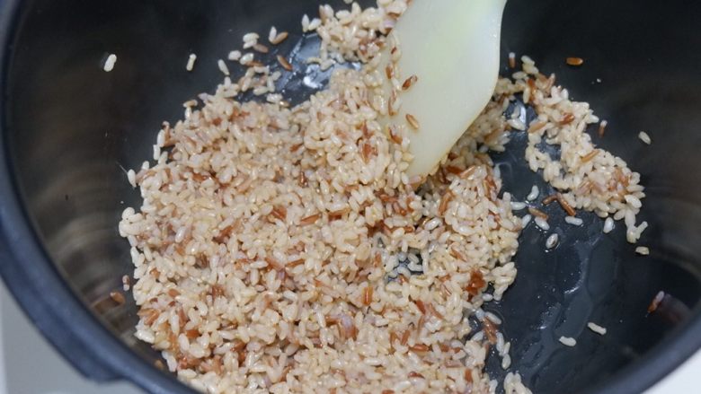 低脂营养减肥—双米杂蔬炒饭,煮好的米,用饭好翻版均匀。散去热气。我给出的水量是不会有对于水分的。正合适,米也熟
PS:我家是密封的高压电饭煲,不怎么跑水的。如果一般电饭煲建议增加一点水量。