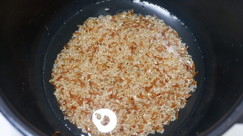 低脂营养减肥—双米杂蔬炒饭,将淘洗干净的米放入电饭煲,加入130g的水,用常规白米饭的方式将其煮熟。