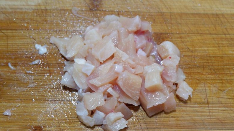 低脂营养减肥—双米杂蔬炒饭,鸡胸肉切成小粒