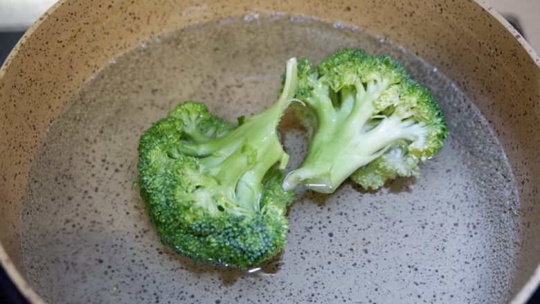 低脂营养减肥—双米杂蔬炒饭,锅中烧开水,加入一点盐,将西兰花焯水。