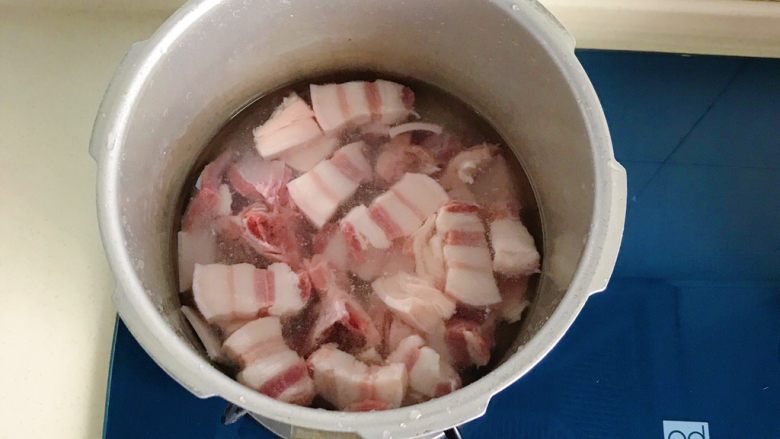 年味-千张结烧五花肉,焯一下水,去除杂质和多余油脂