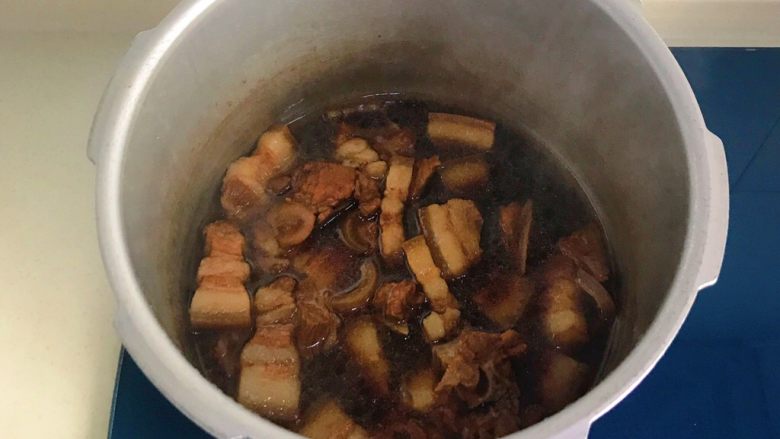 年味-千张结烧五花肉,这时候肉已经煮熟,香气扑鼻了