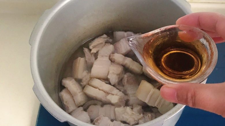 年味-千张结烧五花肉,焯过水的肉重新放高压锅里,加入适量清水,倒入<a style='color:red;display:inline-block;' href='/shicai/ 718'>料酒</a>