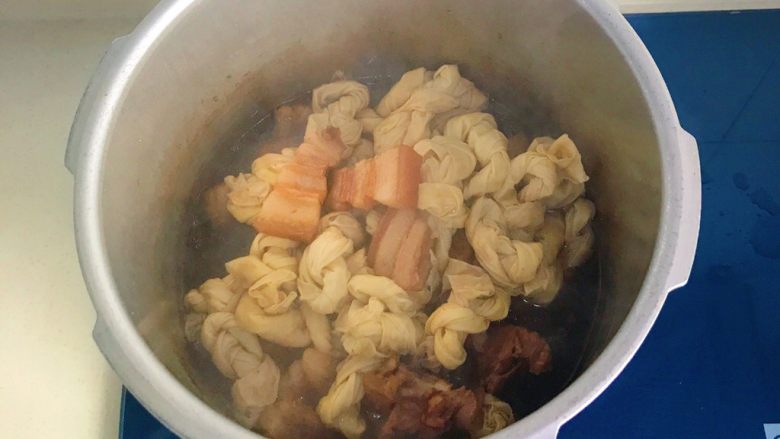年味-千张结烧五花肉,翻拌一下,大火煮一会