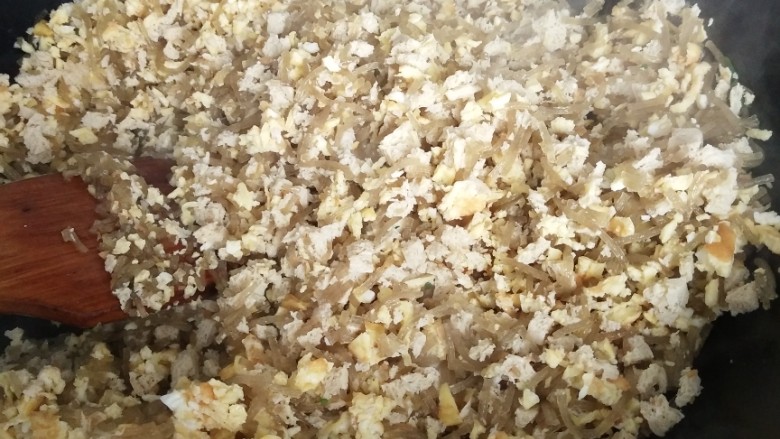 荠菜水饺,加入鸡蛋翻炒