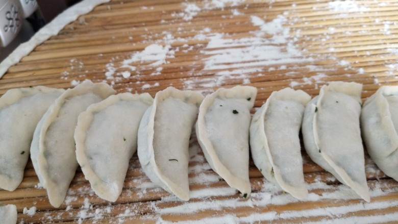 荠菜水饺,边捏好不露馅