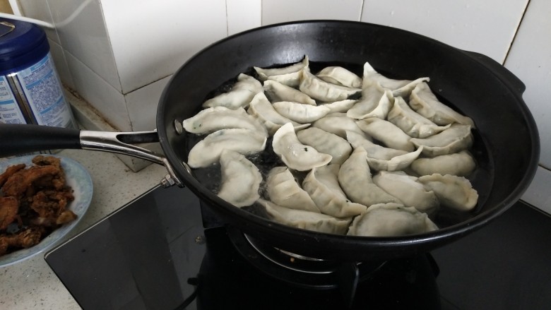 荠菜水饺,锅里烧水，水开下去饺子