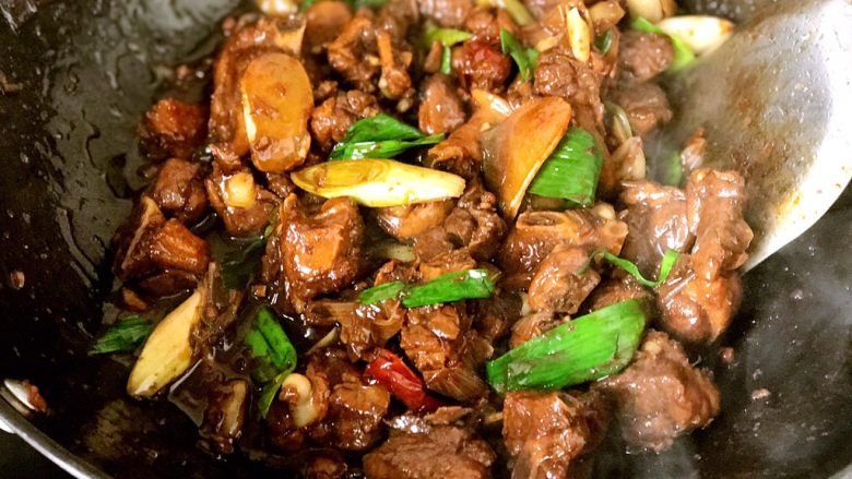 啤酒鸭,翻炒均匀,喷香入味;