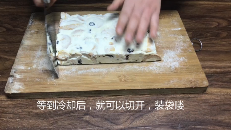 网红雪花酥,等到冷却后,就可以切开,装袋喽。