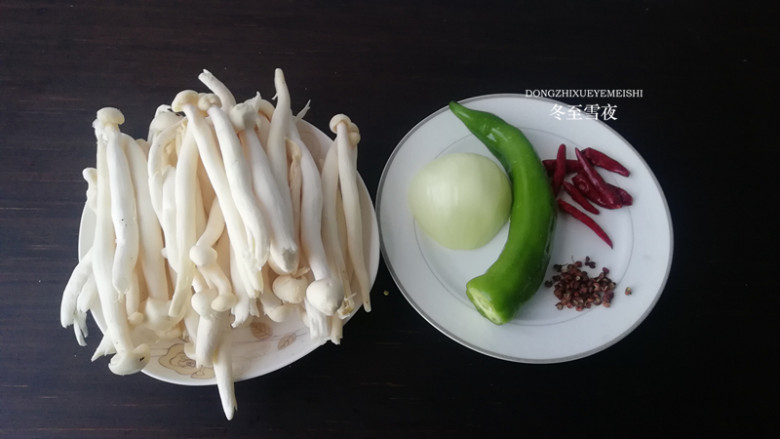 【干煸鸡腿菇】,准备好所需材料,将食材投洗干净