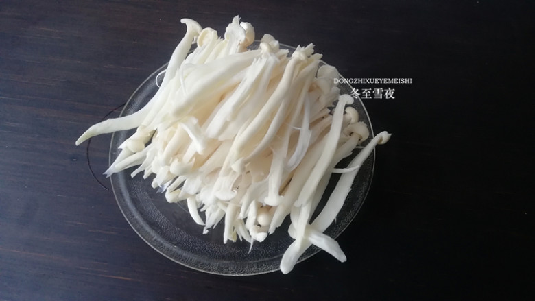 【干煸鸡腿菇】,将<a style='color:red;display:inline-block;' href='/shicai/ 256'>鸡腿菇</a>用手撕开两瓣,粗一些的撕成4瓣