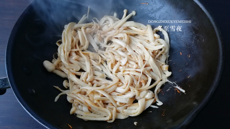 【干煸鸡腿菇】,锅加油烧热，下入蘑菇条，中火将蘑菇翻炒出水，再用大火炒去水分，炒制蘑菇颜色变得微红，盛出待用