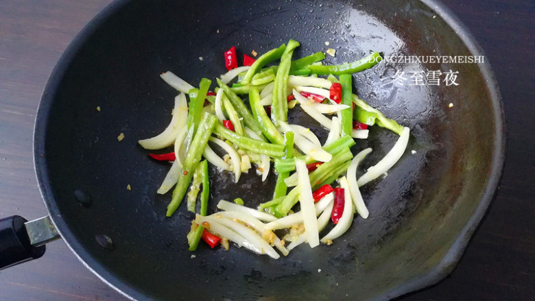 【干煸鸡腿菇】,下入尖椒、洋葱翻炒均匀