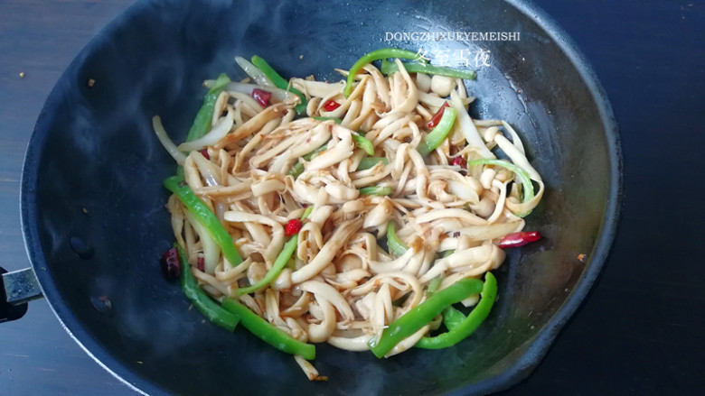 【干煸鸡腿菇】,下入鸡腿蘑,盐,淋入酱油,<a style='color:red;display:inline-block;' href='/shicai/ 3729'>白糖</a>,快速翻炒均匀即可,盛出装盘