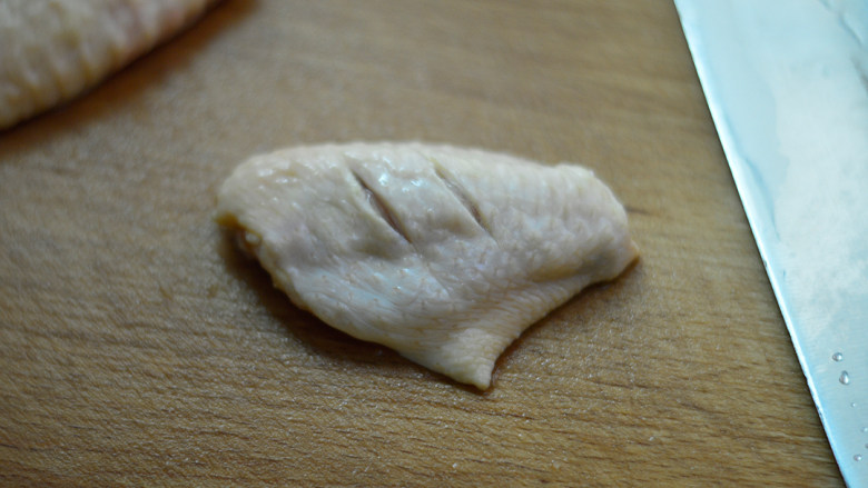 可乐鸡翅,<a style='color:red;display:inline-block;' href='/shicai/ 96'>鸡翅</a>洗净,表面划两刀