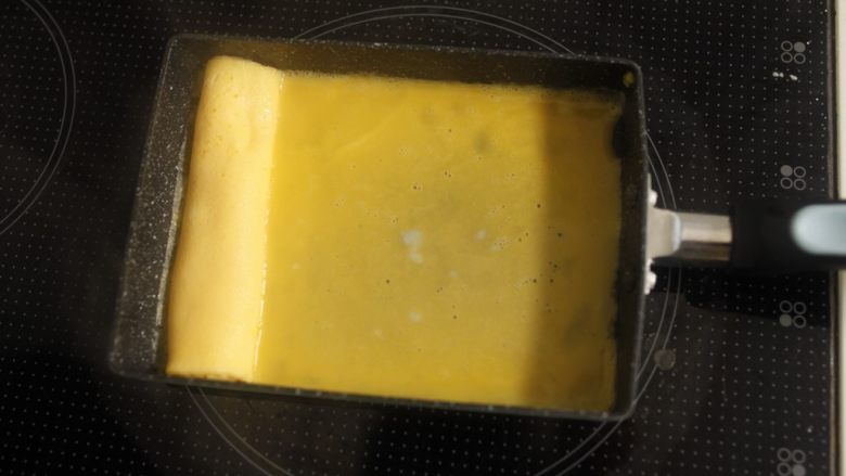 饭团便当,然后重复步骤,倒油抹匀,摊鸡蛋皮,从1卷开始往回卷,如此一层一层卷起来,3鸡蛋大概能摊6层的样子。