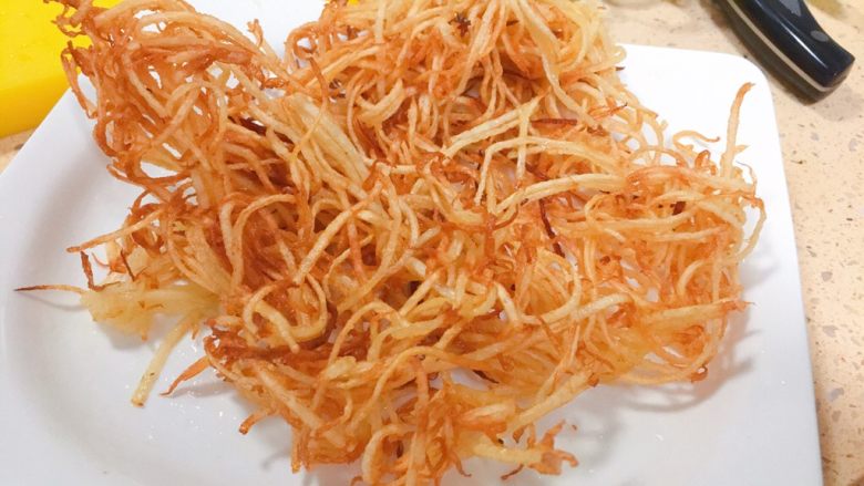 东北那旮沓的美食★女神菜三丝爆豆
,大概这个成色哦。过火就糊了,如果不够火候,就不香酥了。