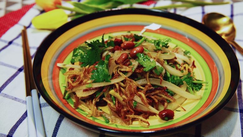 东北那旮沓的美食★女神菜三丝爆豆
,其实制作过程很简单的，香菜香，洋葱辣，土豆酥香，调味甜酸咸，搭配在一起，绝配了呢！你学会了吗？