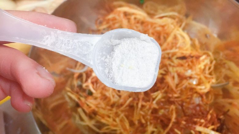 东北那旮沓的美食★女神菜三丝爆豆
,开始调味啦。首先下盐,大概5g。
花生米先不急,因为花生米先放进去的话,容易软掉。