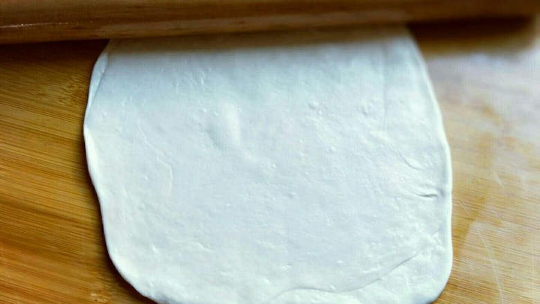 做饼+家常百变春饼,用擀面杖擀薄。