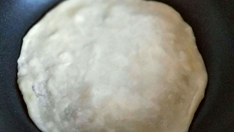 做饼+家常百变春饼,第一张饼,将平底锅刷一层玉米油,放入饼胚。