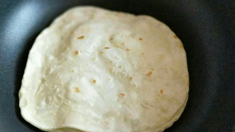 做饼+家常百变春饼,待饼胚鼓起来,两面微黄即可出锅,依次做完。