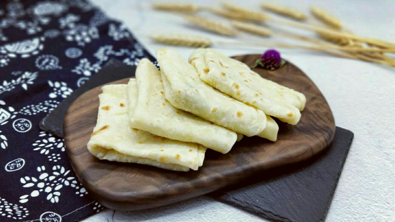 做饼+家常百变春饼,成品,折起来,放入盘子中。