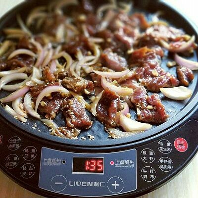 做饼+饼夹鲜嫩牛肉,电饼铛插上电源,将下盘刷上少许油。 将腌制好的<a style='color:red;display:inline-block;' href='/shicai/ 216'>牛肉</a>倒入,不断的翻炒,直到肉质变色,再继续炒2分钟即可。