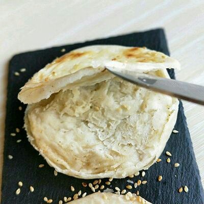 做饼+饼夹鲜嫩牛肉,取一张饼,从中间切开,如图。