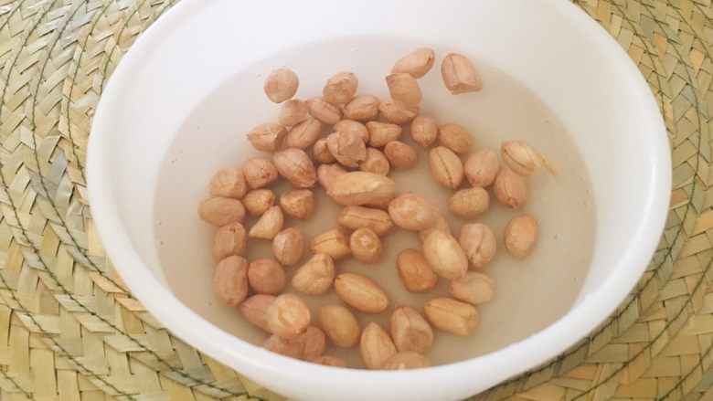 宫保鸡丁,将花生放到开水中浸泡10分钟