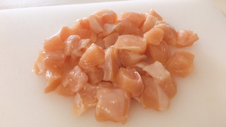 宫保鸡丁,将鸡胸肉用刀背稍稍拍松，然后切成2cm左右的肉丁