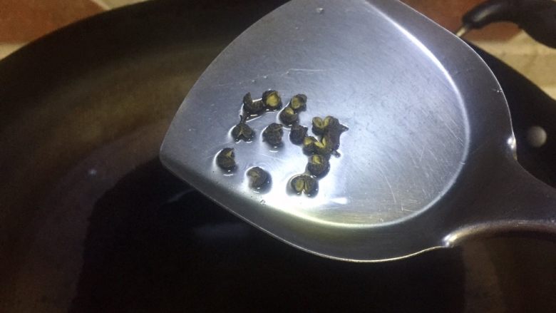 #老油条的青春#黄瓜肉丝炒油条,热锅下油,7成下花椒
