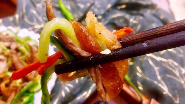 #老油条的青春#黄瓜肉丝炒油条,有嚼劲的油条丝配上清香的花瓜和嫩滑的肉丝,味道太棒了
