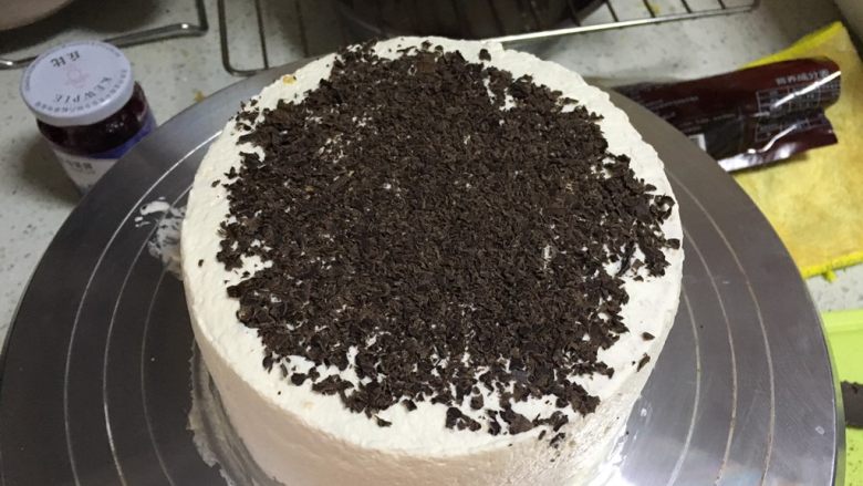 生日蛋糕,三层放好抹面,上面撒上巧克力碎,(如果抹面不平可以整个蛋糕都撒上巧克力碎,盖一盖😄)