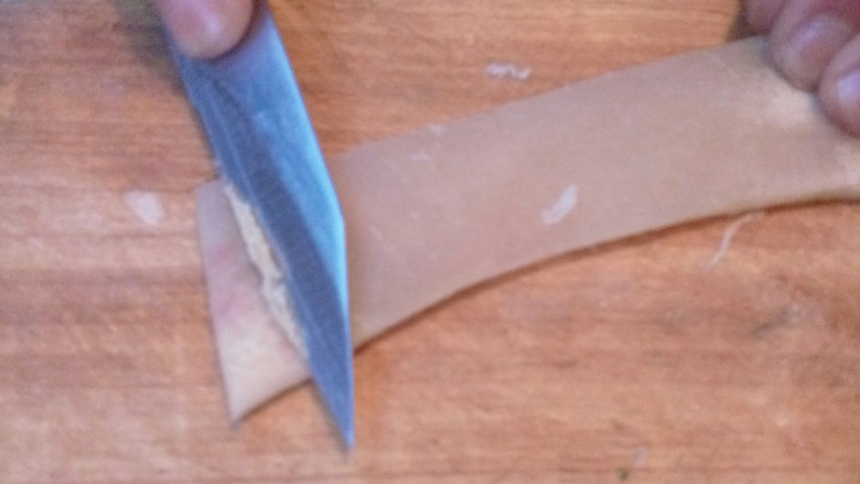 猪皮冻,翻面用刀刮去表皮污垢