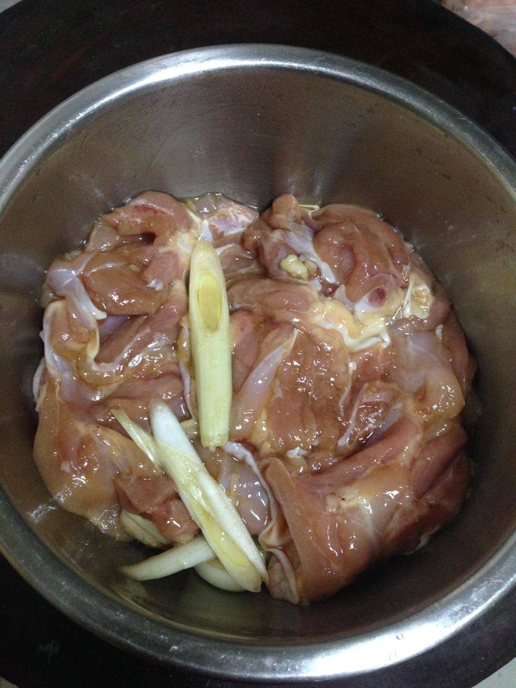 照烧鸡腿饭,多抓一会,抓到所有液体调料吃进肉里,加盖腌制1-2小时